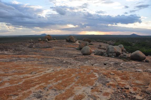 Fim de tarde no Lajedo do Pai Mateus, região de Cabaceiras - PB